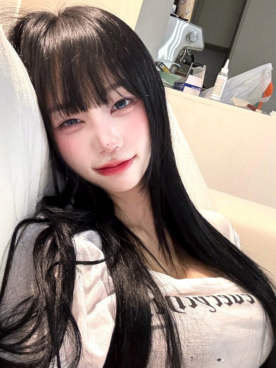 Photo shared by 오연하 on September 29, 2025 tagging @ryeongkxx. May be a selfie of 1 person, hair and text.