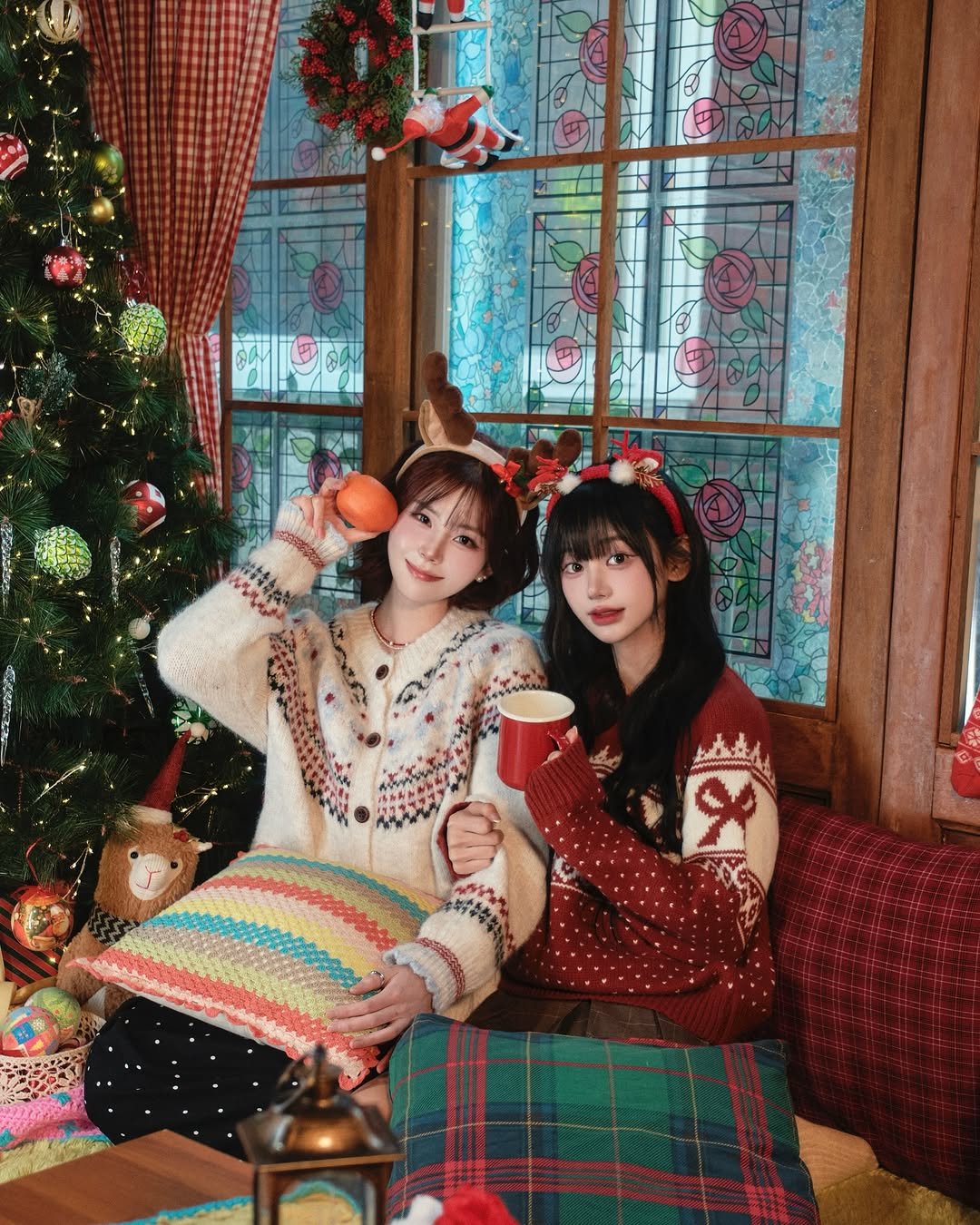 Photo shared by 진돌 on December 09, 2025 tagging @jindol._.2, @ihate._.eggplant, @yuu_nii_, @plthink_official, and @nanlite.korea. May be an image of sweater and text.