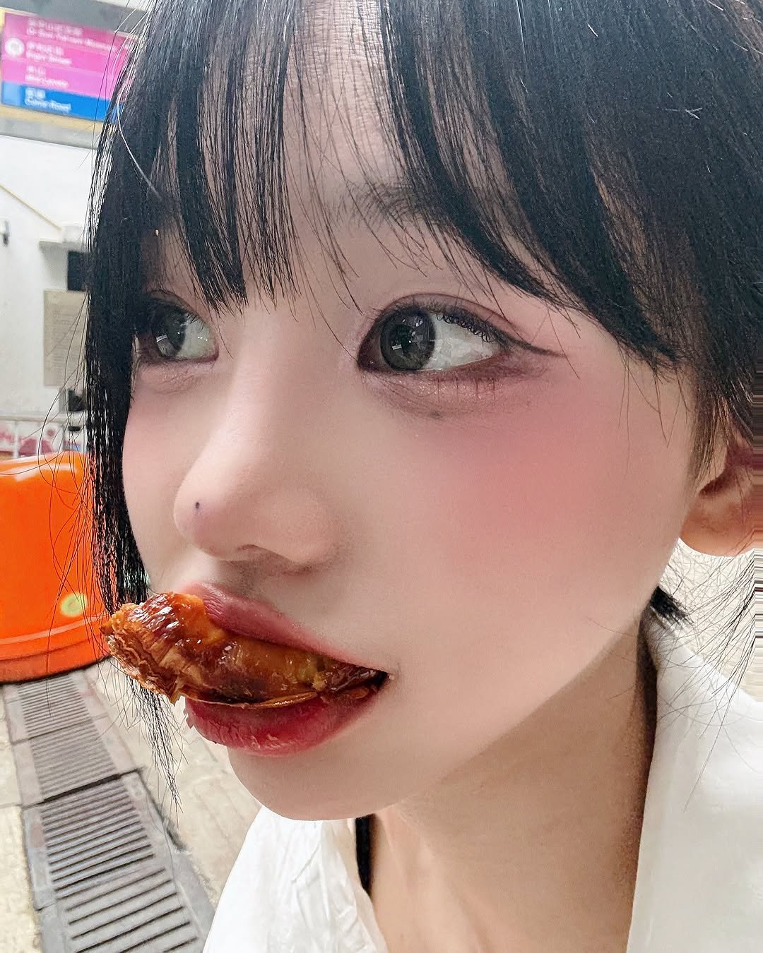 Photo by 오연하 on May 09, 2025. May be an image of 1 person, hair, cockroach and text.