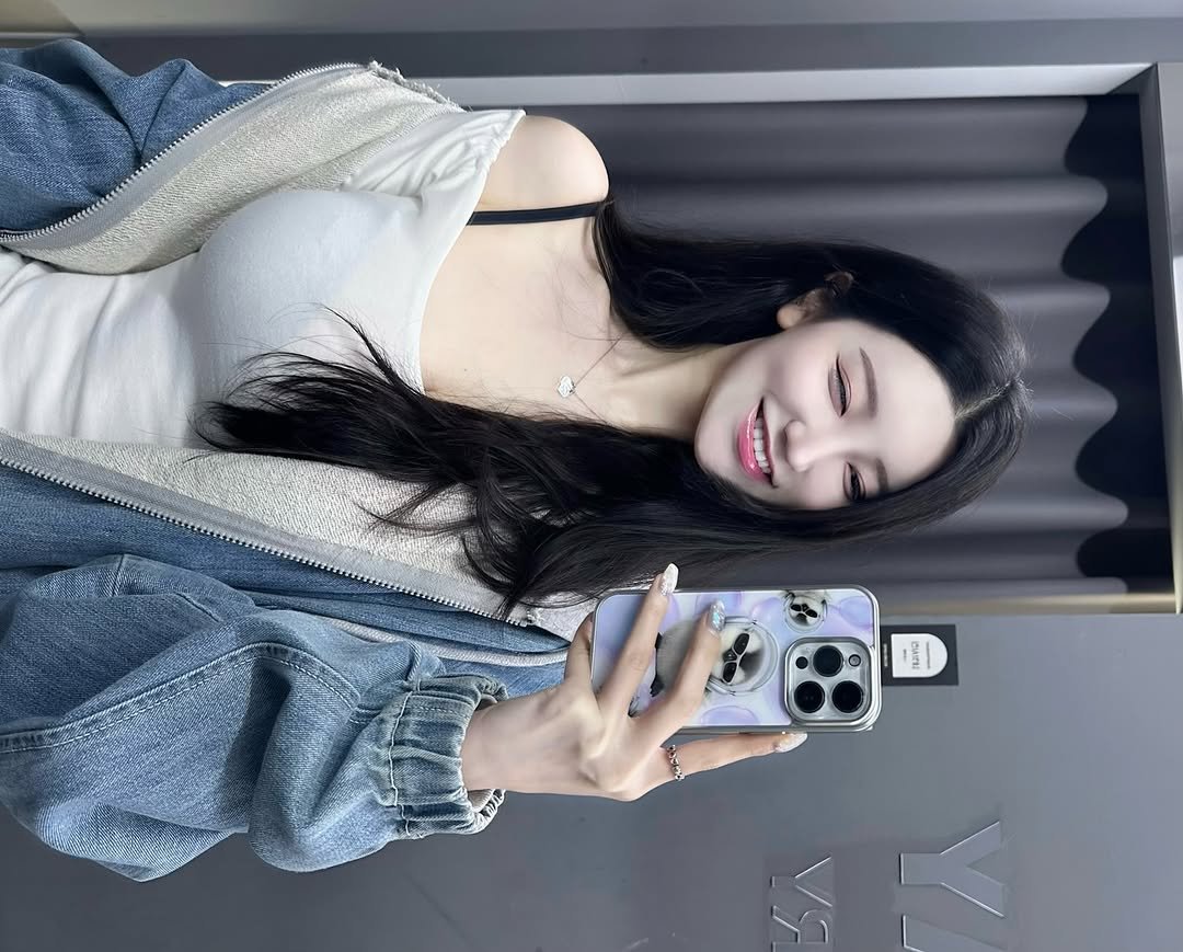 Photo shared by 숨니 on March 16, 2026 tagging @makedentalclinic. May be a selfie of one or more people, hair, phone, top, mirror and text.