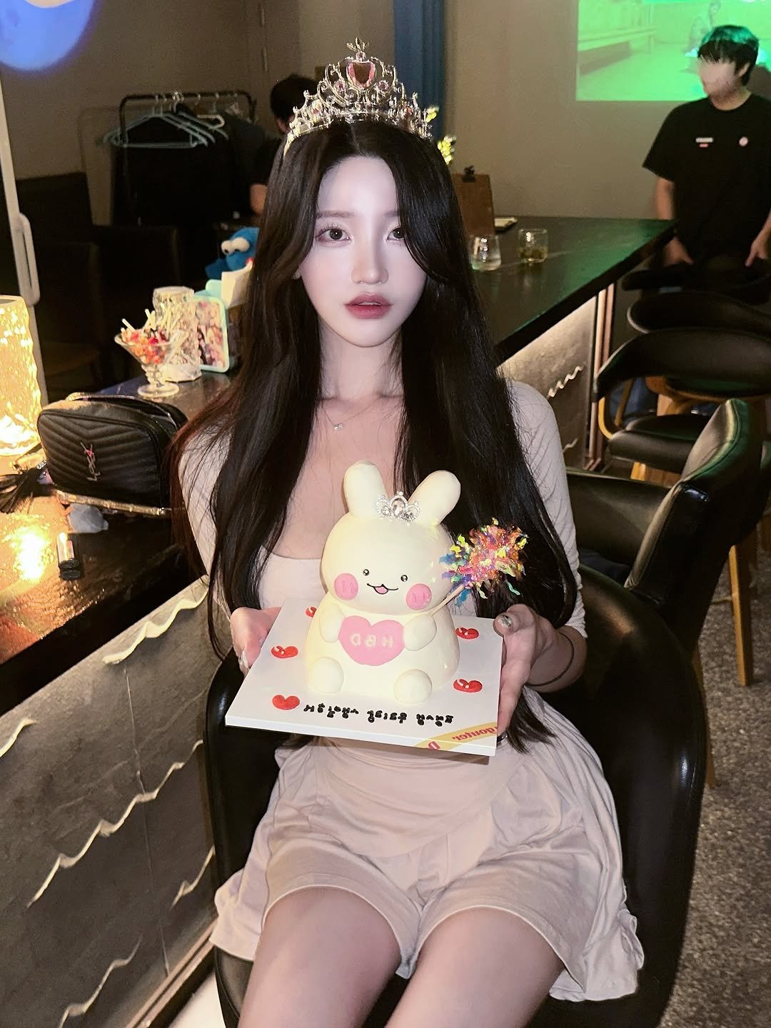 Photo by 숨니 on August 25, 2025. May be an image of one or more people and hair.