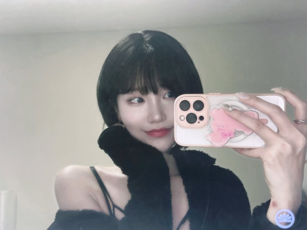 Photo by 숨니 on January 09, 2026. May be a selfie of one or more people, hair, phone, mirror and text.