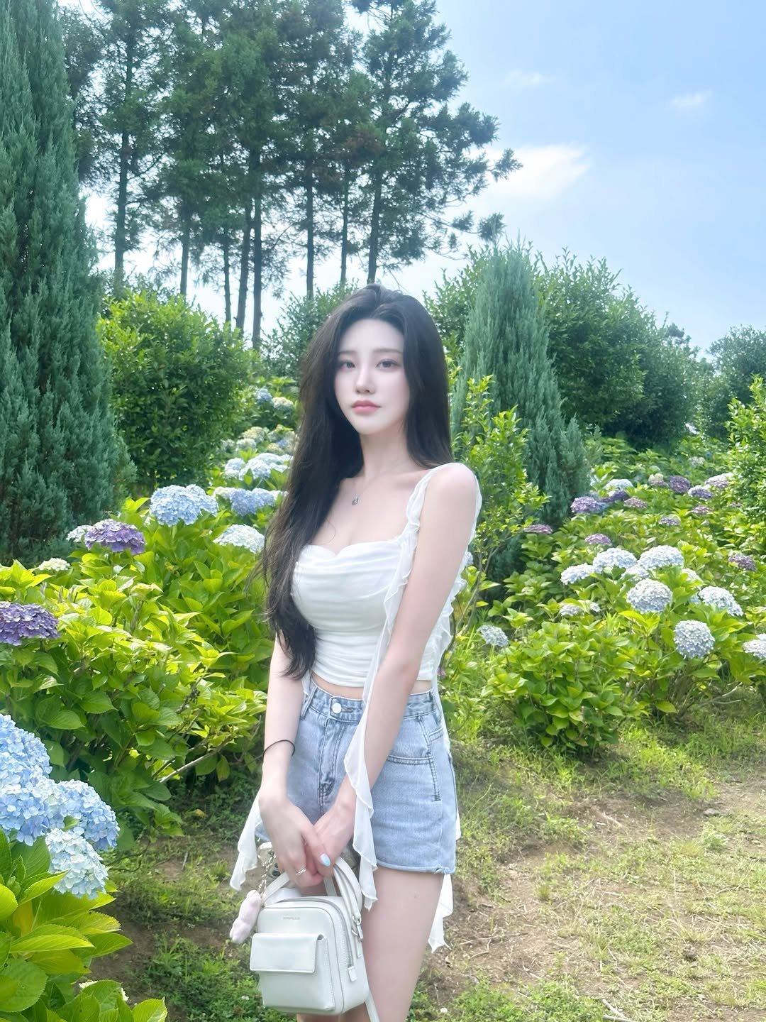 Photo by 숨니 on July 28, 2025. May be an image of 1 person, shorts, miniskirt, white lily, outdoors and text.