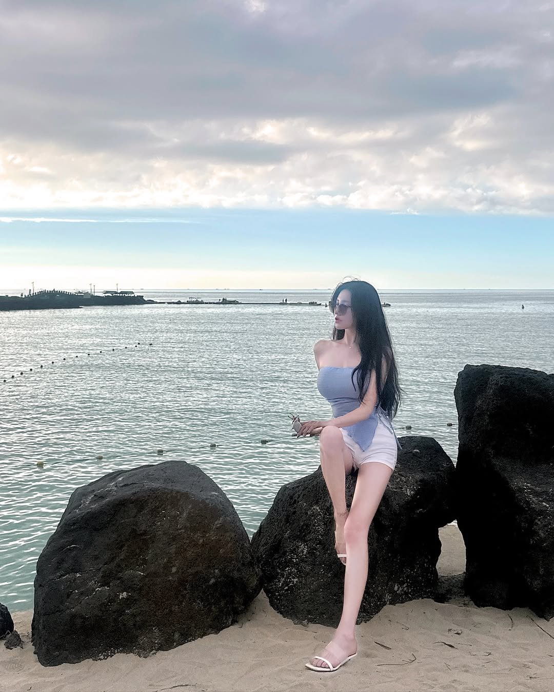 Photo by 숨니 on September 04, 2025. May be an image of 1 person, ocean, water, beach and text.