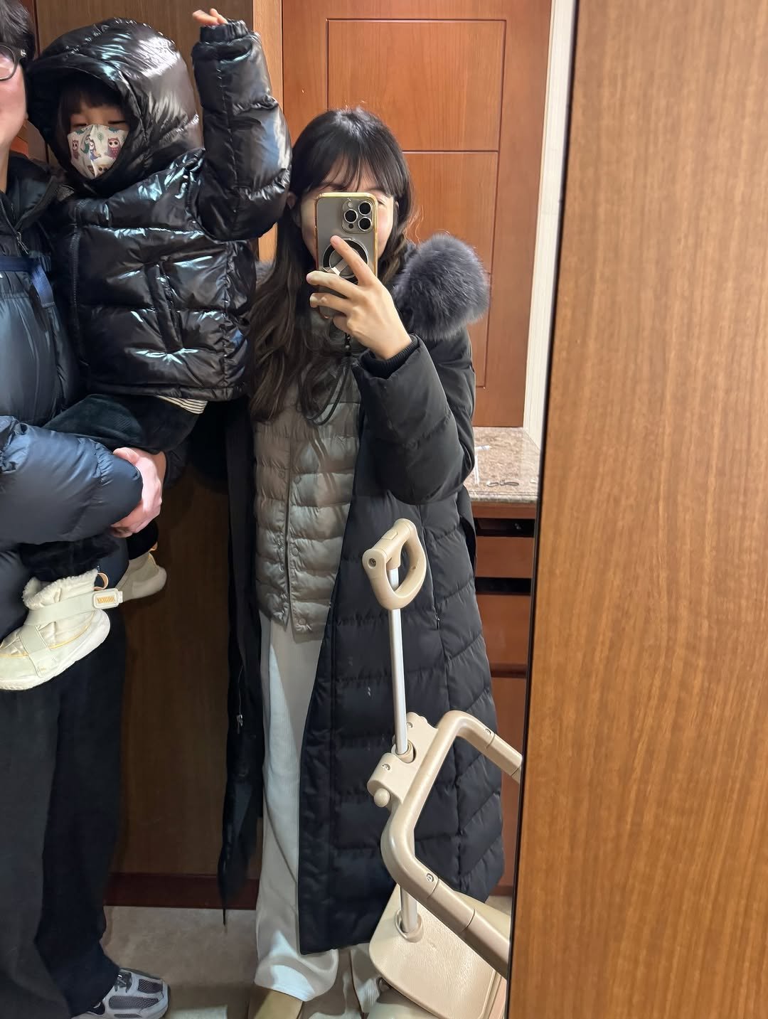 Photo by 이니맘 on January 11, 2026. May be a selfie of one or more people, duffle coat, goosedown coat, parka, snowsuit, sling and text.