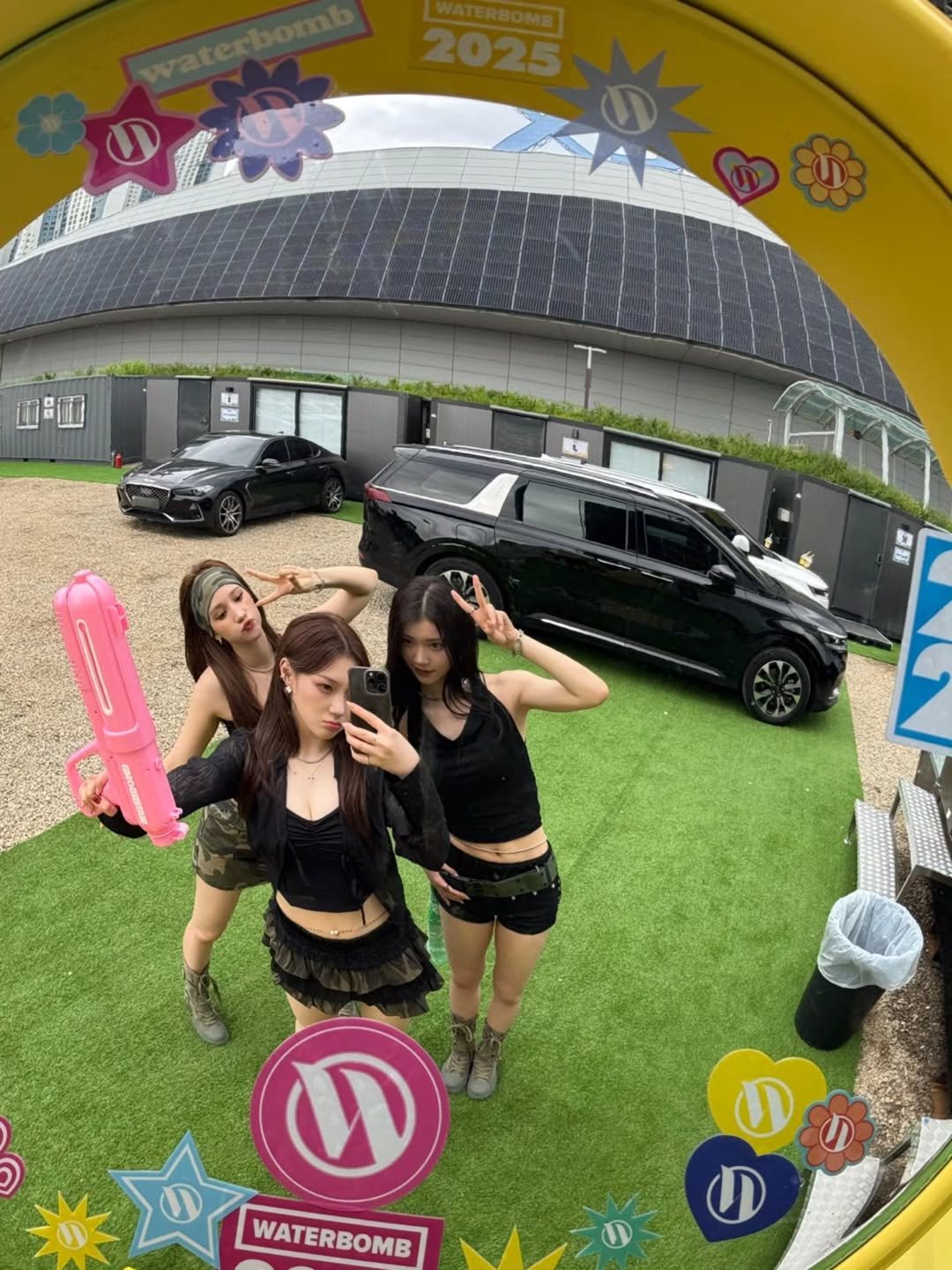 Photo shared by 김채현 KIM CHAEHYUN on July 04, 2025 tagging @whosxiaoting_, and @hiyeahhh_.