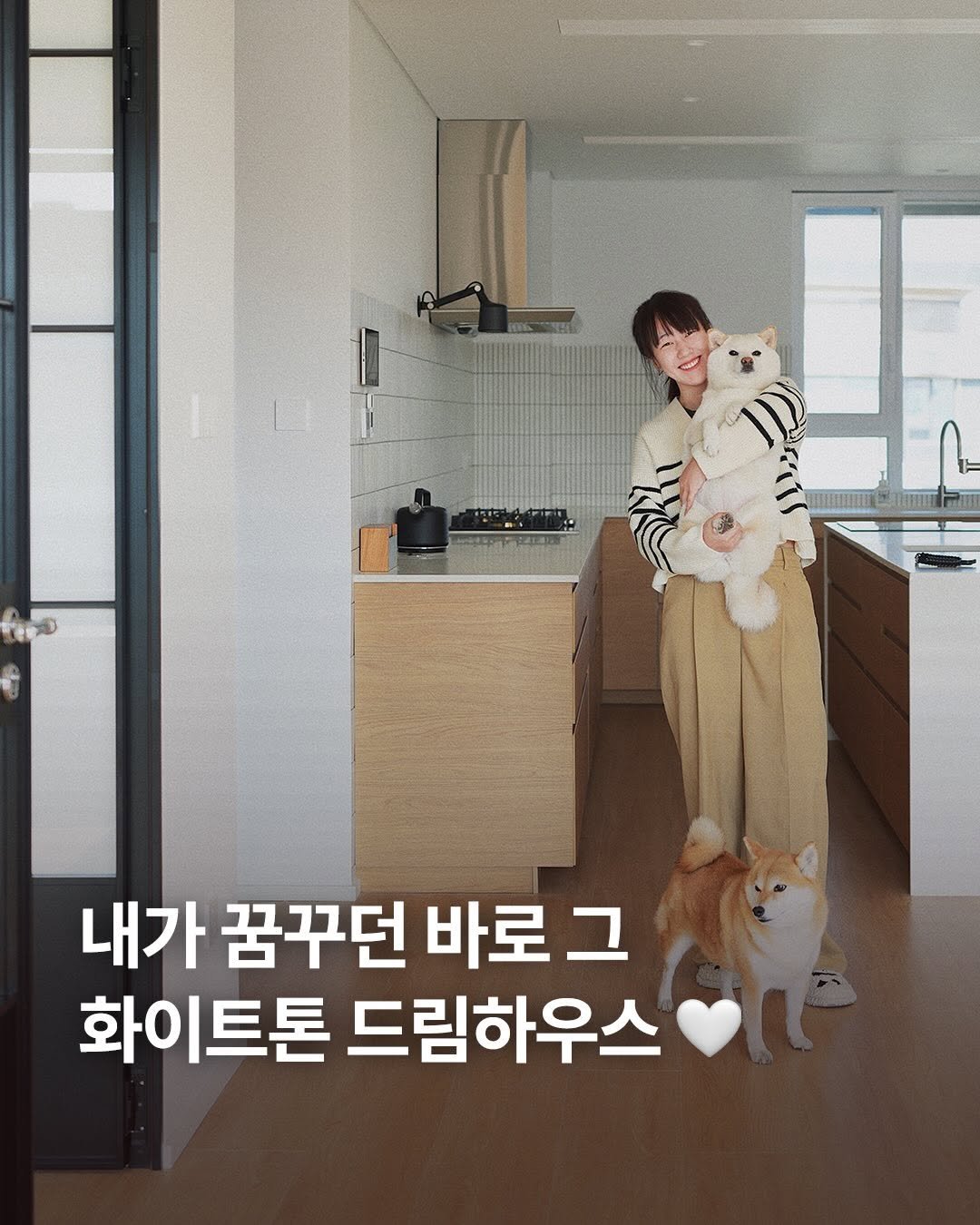 ikeakr 게시물 이미지: 깔끔한 화이트톤에 VOXTORP 복스토르프 참나무 앞판을 더해 정돈되면서도 따뜻한...