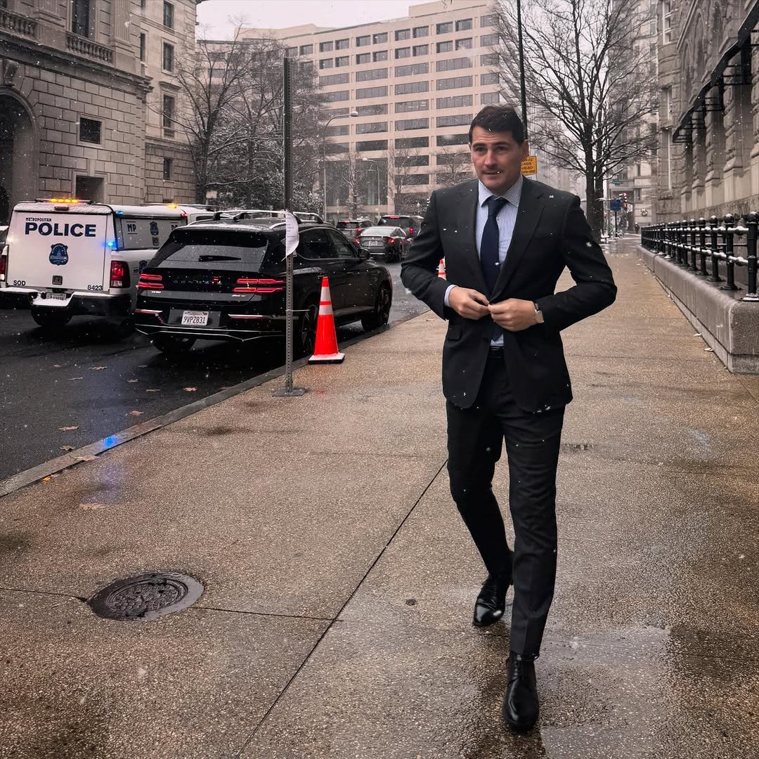Photo by Iker Casillas in Washington D.C.. May be an image of standing, overcoat, suit, blazer and umbrella.