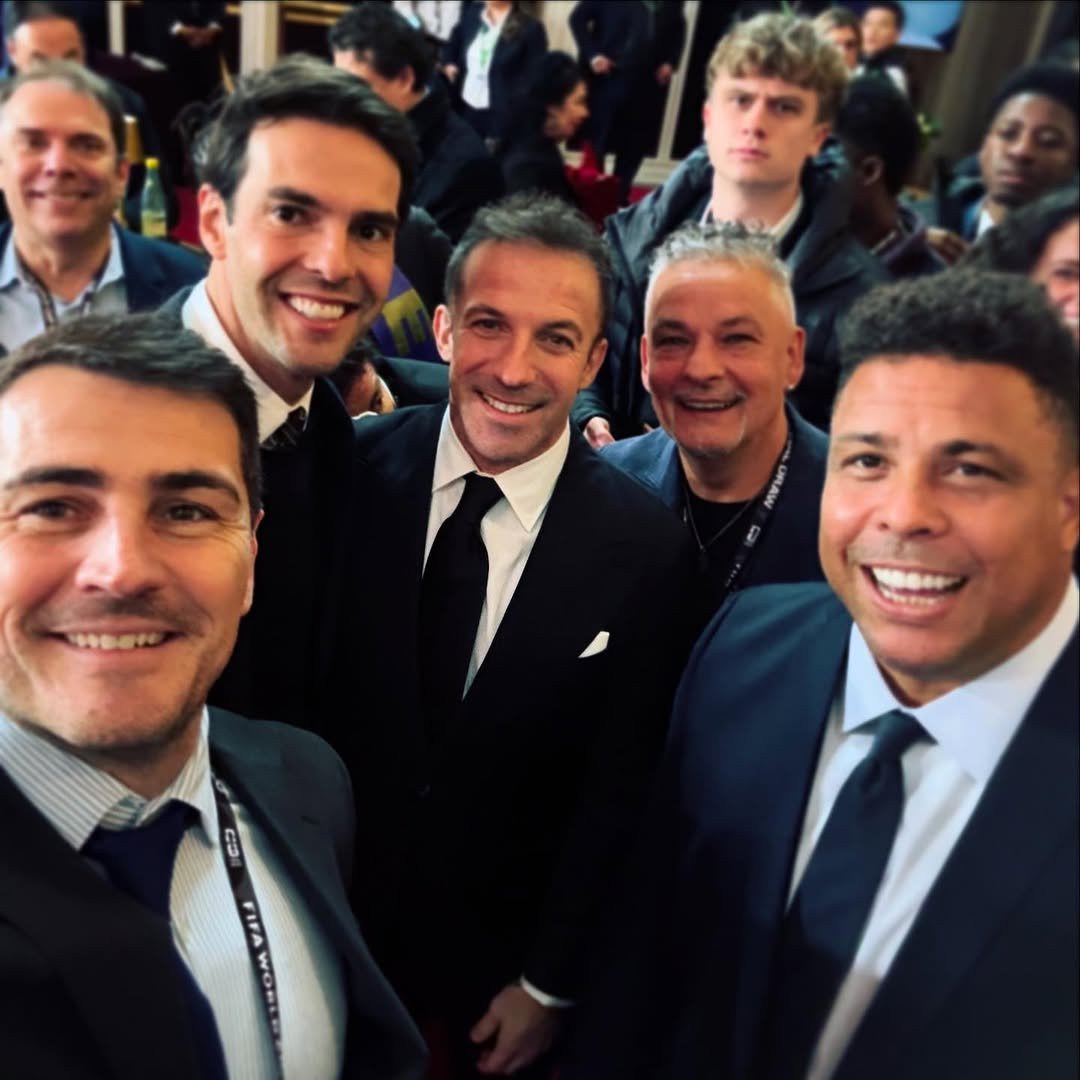 Photo by Iker Casillas in The Kennedy Center with @ronaldo, @kaka, @alessandrodelpiero, and @robybaggio_official. May be a selfie of one or more people, suit, dinner jacket and text.