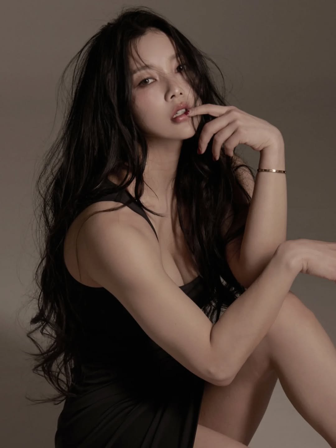 iknow.cho 게시물 이미지: ☕️🕑🫧🛏

에겐녀 컨셉은 어때요 🫣🖤
팬시무드, 비나앤코 원피스와 함께한 두번째...