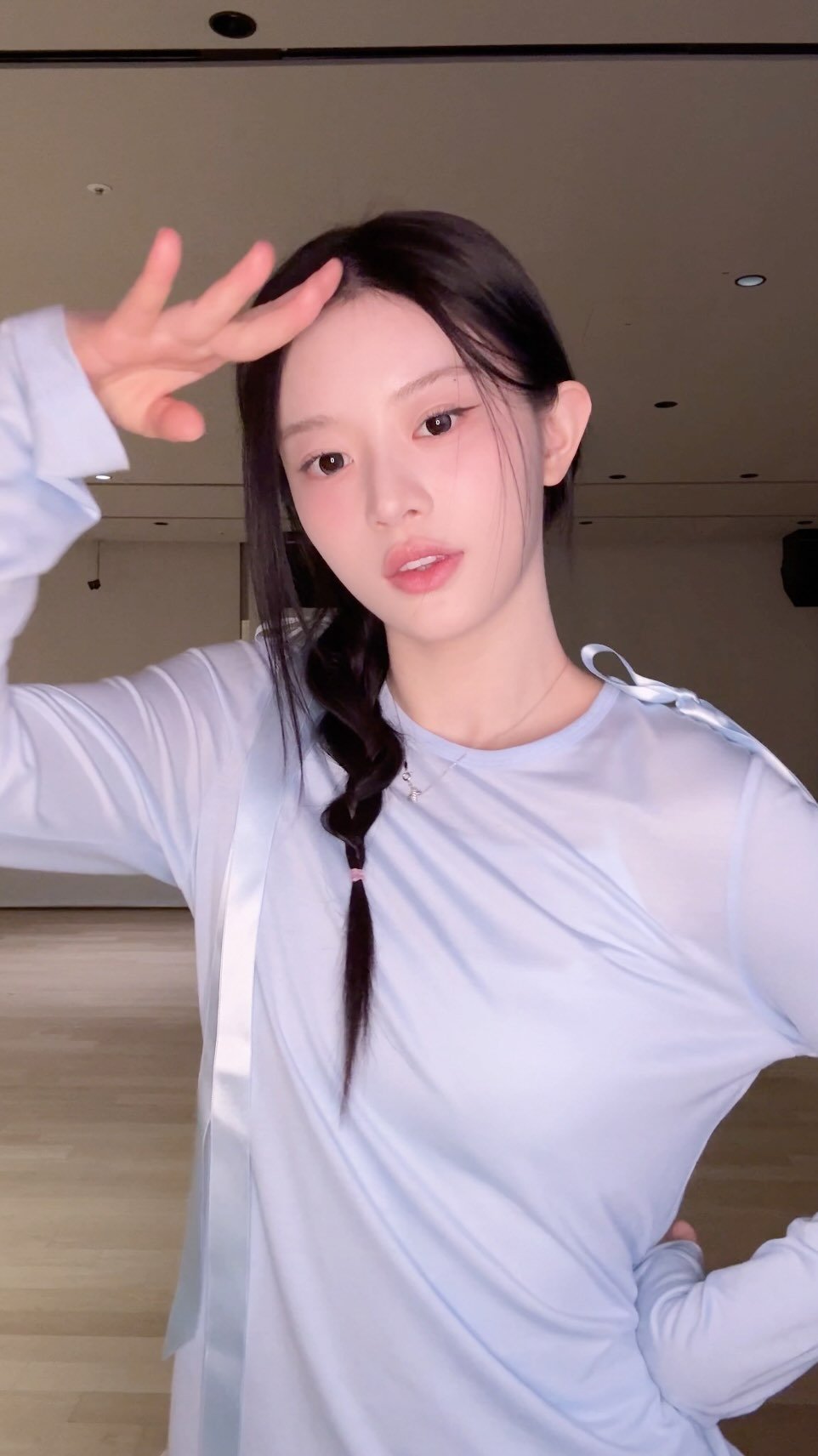 illit_official 게시물 이미지: game girl 

#MINJU #ILLIT #아일릿