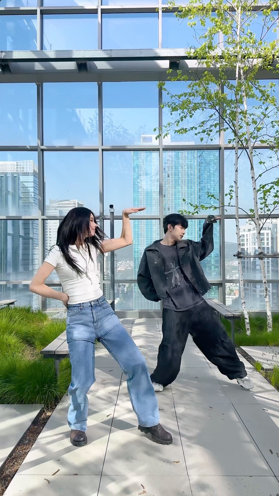illit_official 게시물 이미지: It’s @and2ble #ZHANGHAO 🤘

#Its_Me #YUNAH #ILLIT #아일릿