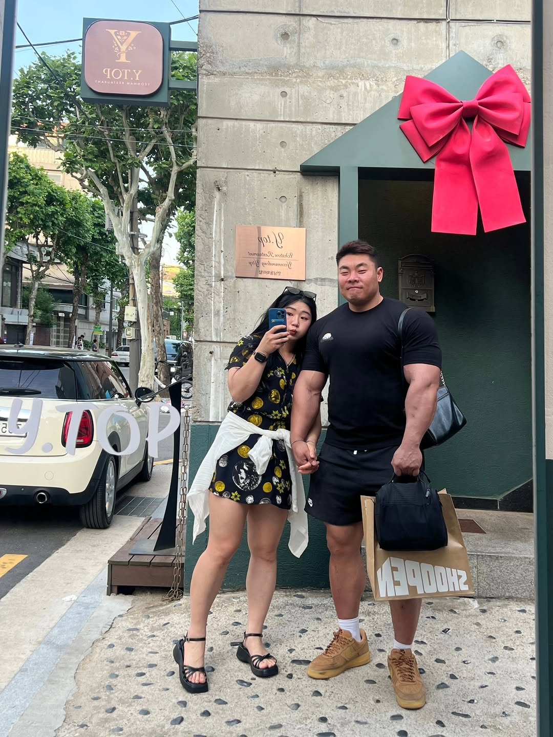 illugogym_1995.05.02_ 게시물 이미지: 웃고, 걷고, 이야기하고, 아무것도 하지 않아도 곁에 있다는 사실만으로 행복하다 

#행복해