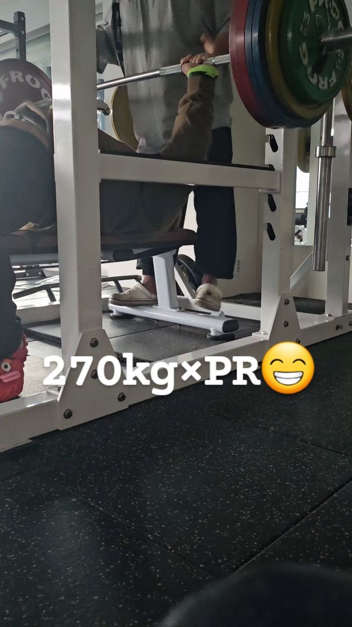 illugogym_1995.05.02_ 게시물 이미지: 270kg 벤치 프레스 
좀더 열심히 운동해야겠다.