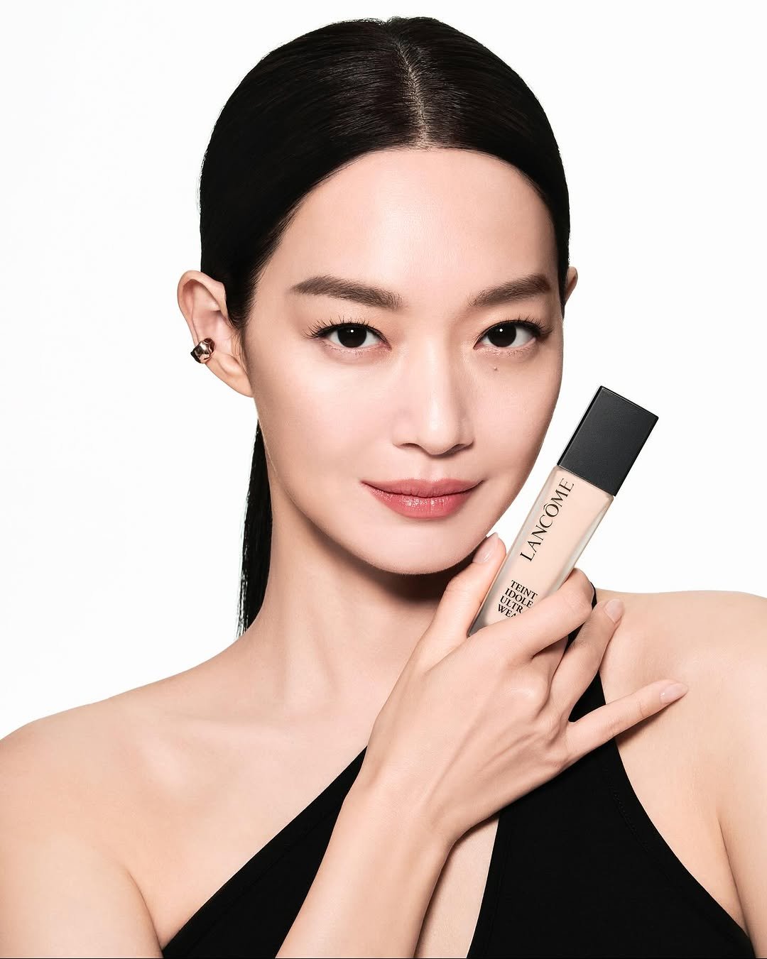 Photo by Shinmina on August 19, 2025. May be an image of 1 person, makeup, lipstick, brush and text.