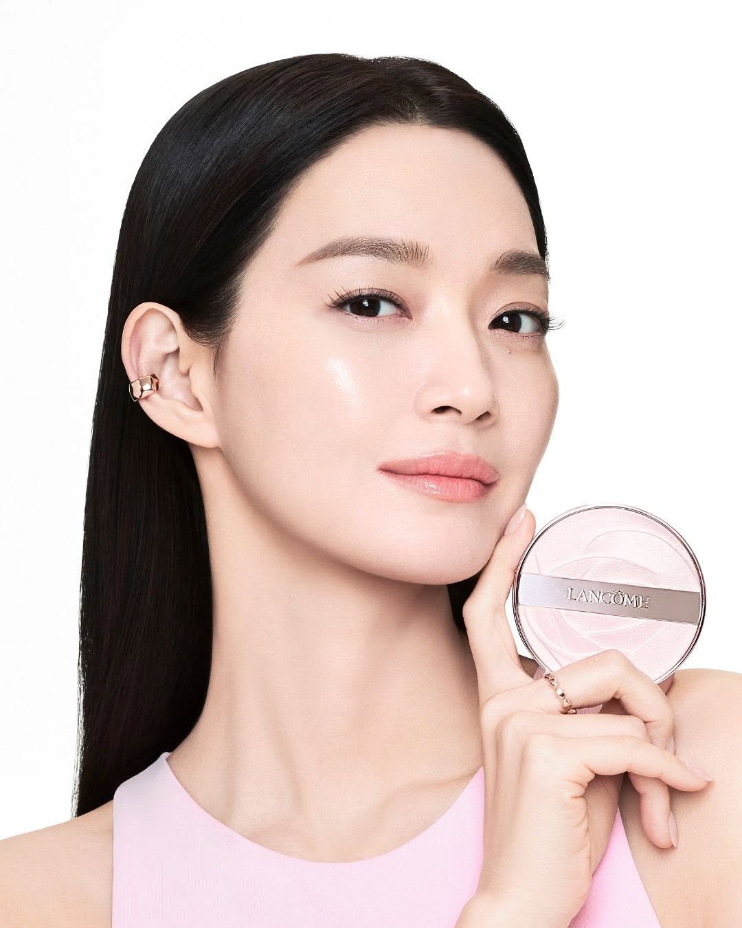 Photo by Shinmina on October 17, 2025. May be an image of one or more people, lipstick, makeup, hand cream and cosmetics.