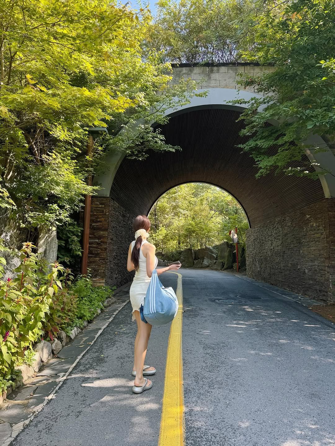 Photo by 김윤희 아나운서 on September 28, 2025. May be an image of 2 people, the Villa d'Este and text.