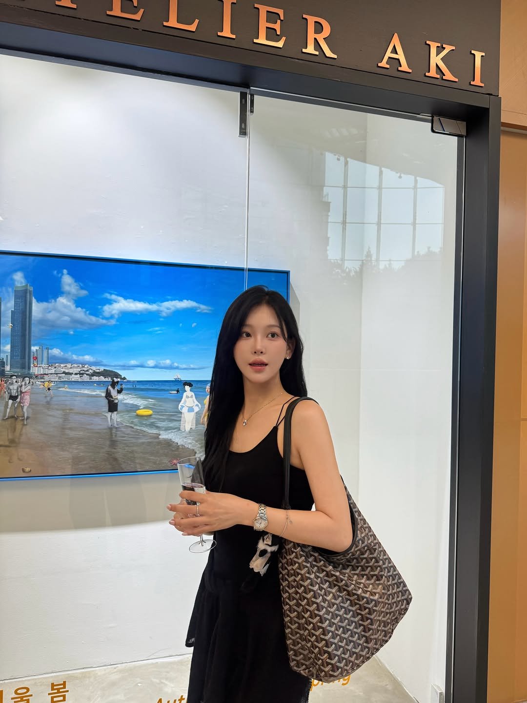 iloveunee 게시물 이미지: 다들 칭찬하는 이 옷 태그했어요 #AD 능이 국내 첫 개인전 축하해! 상해에서 전시...