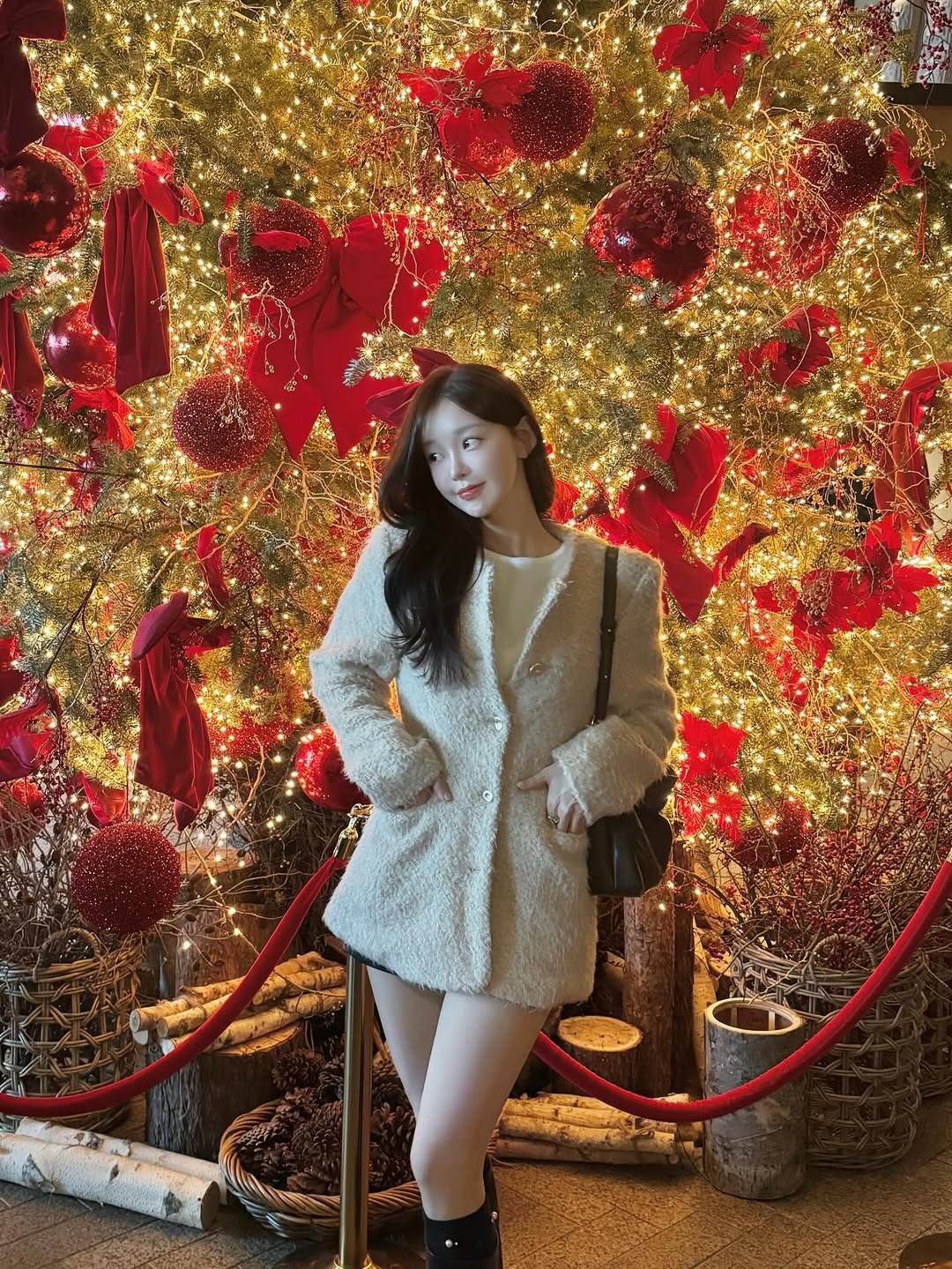 Photo by 김윤희 아나운서 on January 04, 2026. May be an image of duffle coat, overcoat, christmas tree, fur, tinsel and text.