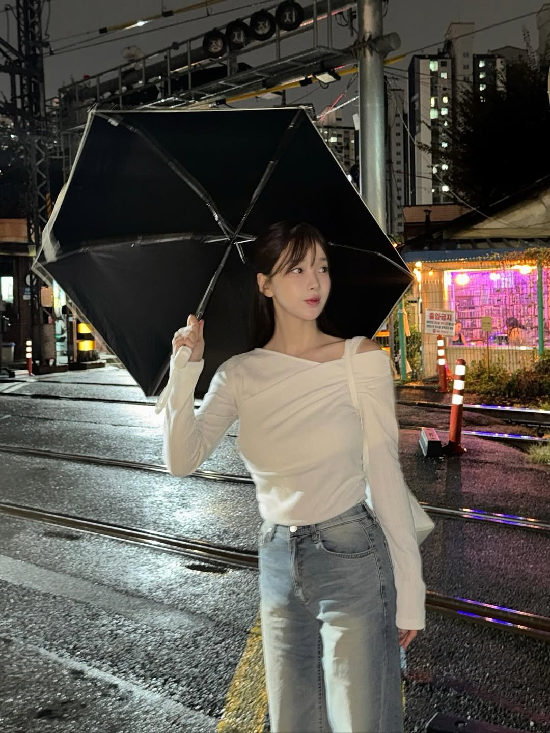 Photo shared by 김윤희 아나운서 on September 22, 2025 tagging @etmon_official. May be an image of 1 person, hair, duffle coat, umbrella, parasol, top, street and text.