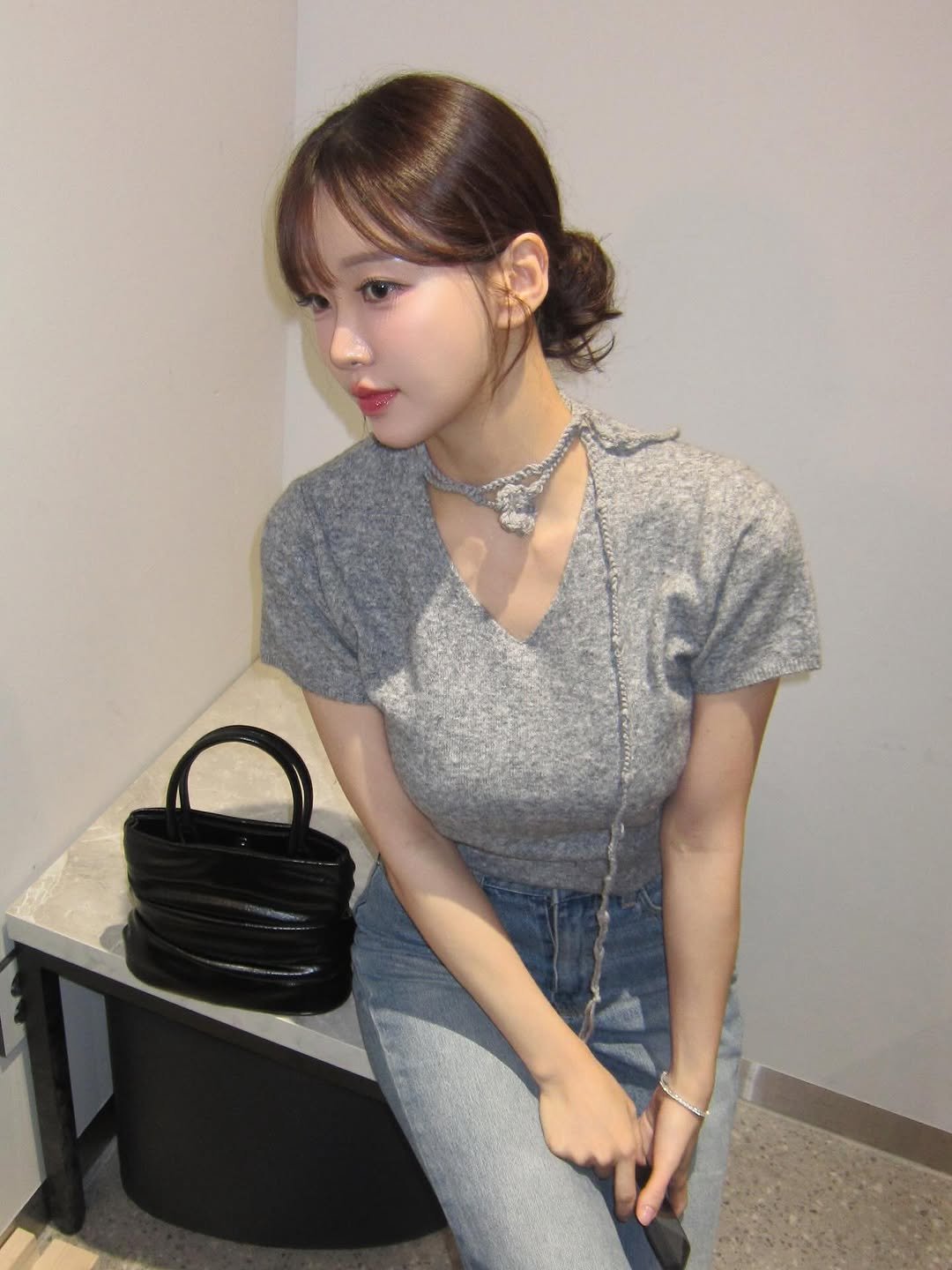 Photo shared by 김윤희 아나운서 on September 28, 2025 tagging @meenderi_official. May be an image of 1 person, hair, purse, top and text.