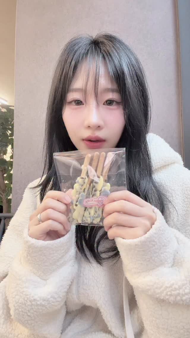 im9onveatyou 게시물 이미지: 빼빼로 먹방 with  ㄷㅇ이의 더빙🤓✌️ #먹방