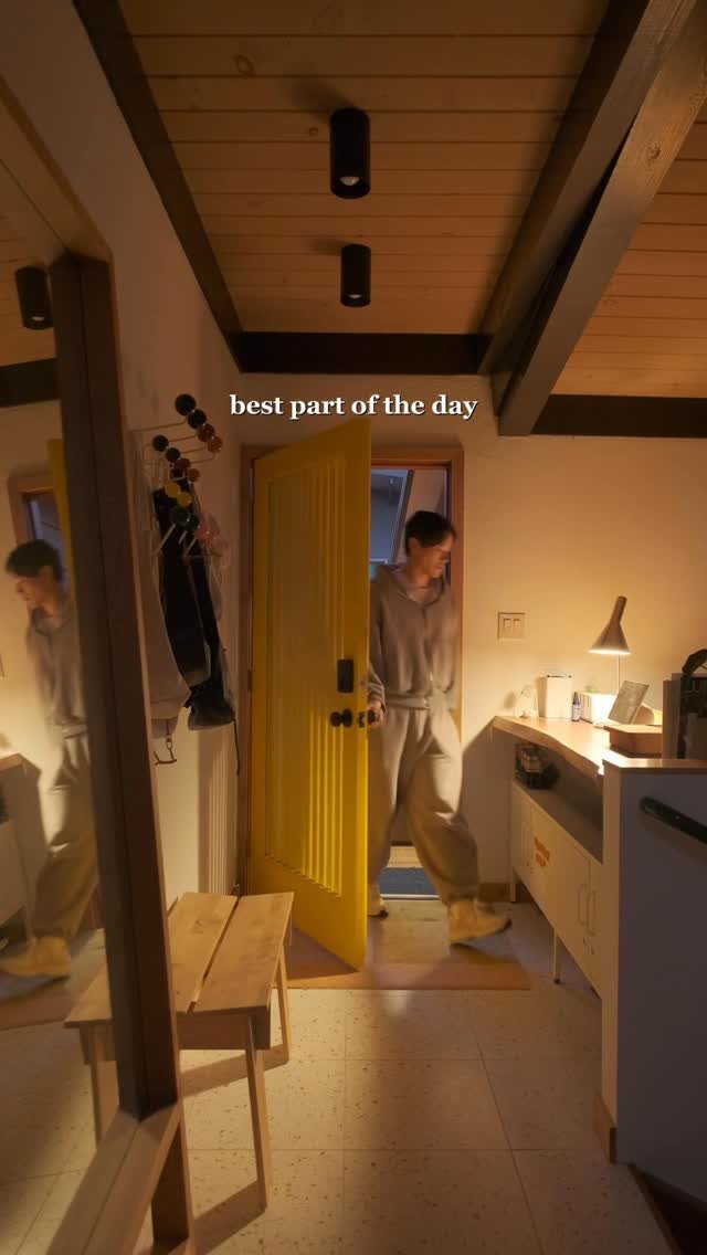 im_ericwang 게시물 이미지: Getting home + cozy lighting + bev + cat +...