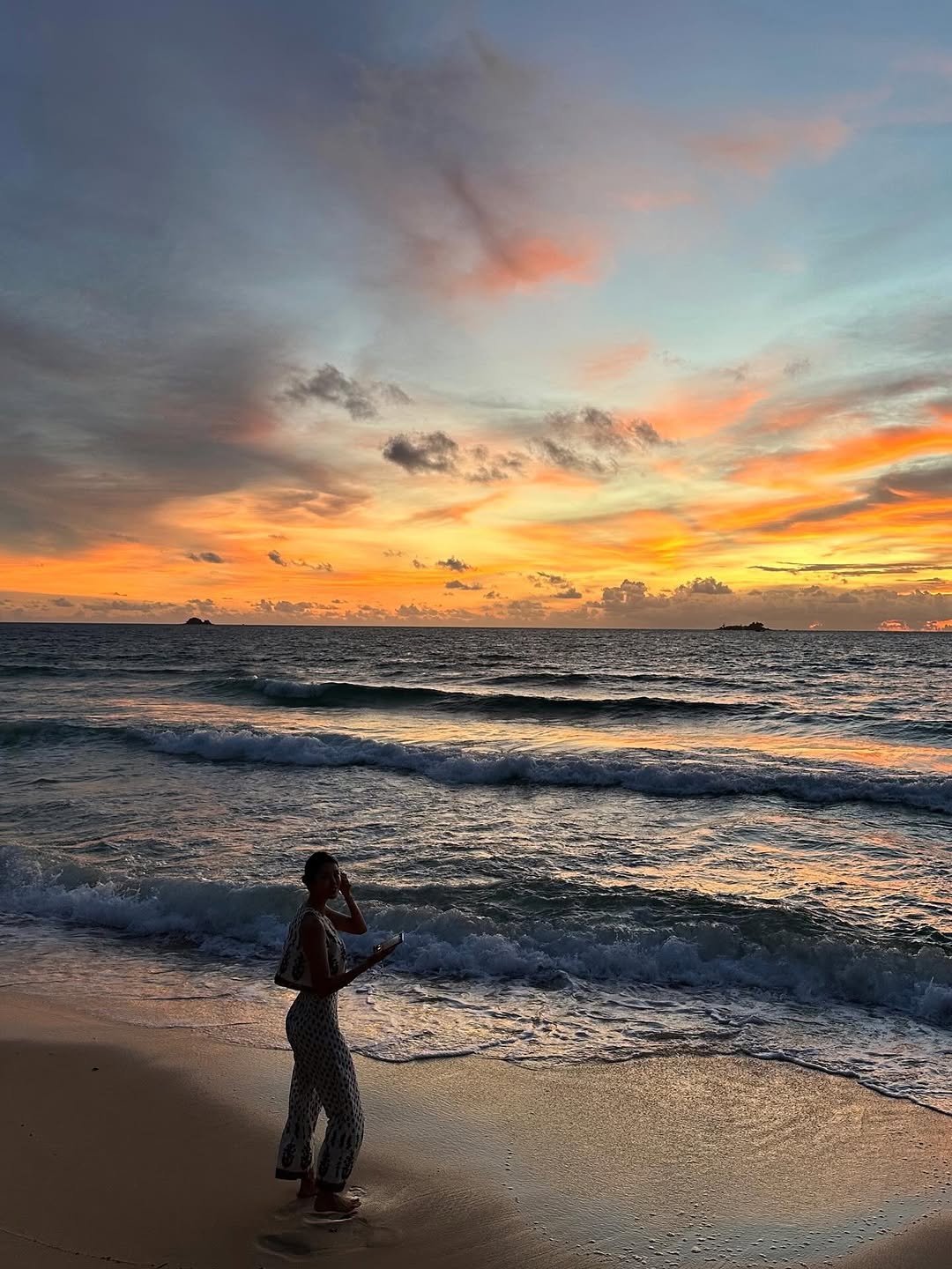 Photo shared by 라여사와 띠띠네 on November 14, 2025 tagging @ssue.gar, and @40sixbeachaus. May be an image of ocean, nature, beach, twilight, horizon and text.