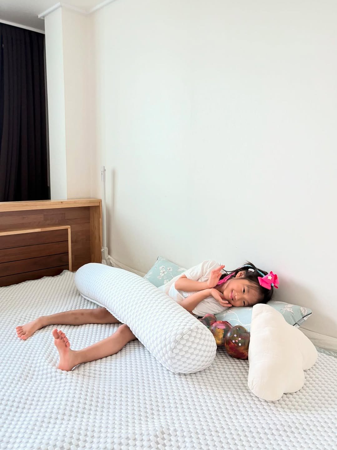 Photo by 라여사와 띠띠네 on August 09, 2025. May be an image of 1 person, baby, sleeping, sleepwear, blanket, bed, beanbag chair, baby bed, headboard, mattress, bedroom and text.