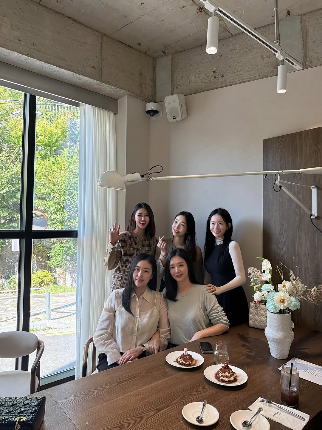 Photo by 라여사와 띠띠네 on November 06, 2025. May be an image of one or more people, hair, cornflower and text.