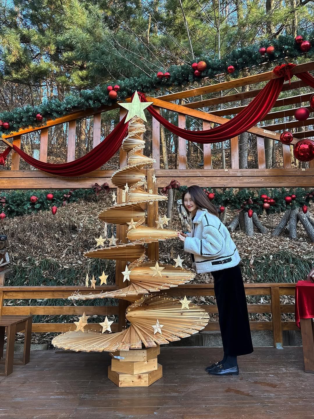 Photo by 라여사와 띠띠네 on December 19, 2025. May be an image of christmas tree, tinsel and text.