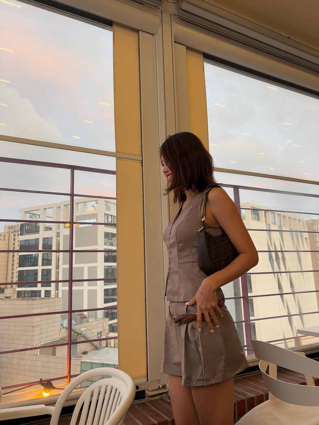 Photo by 라여사와 띠띠네 on September 27, 2025. May be an image of 1 person, slip, sleepwear, sundress and text.