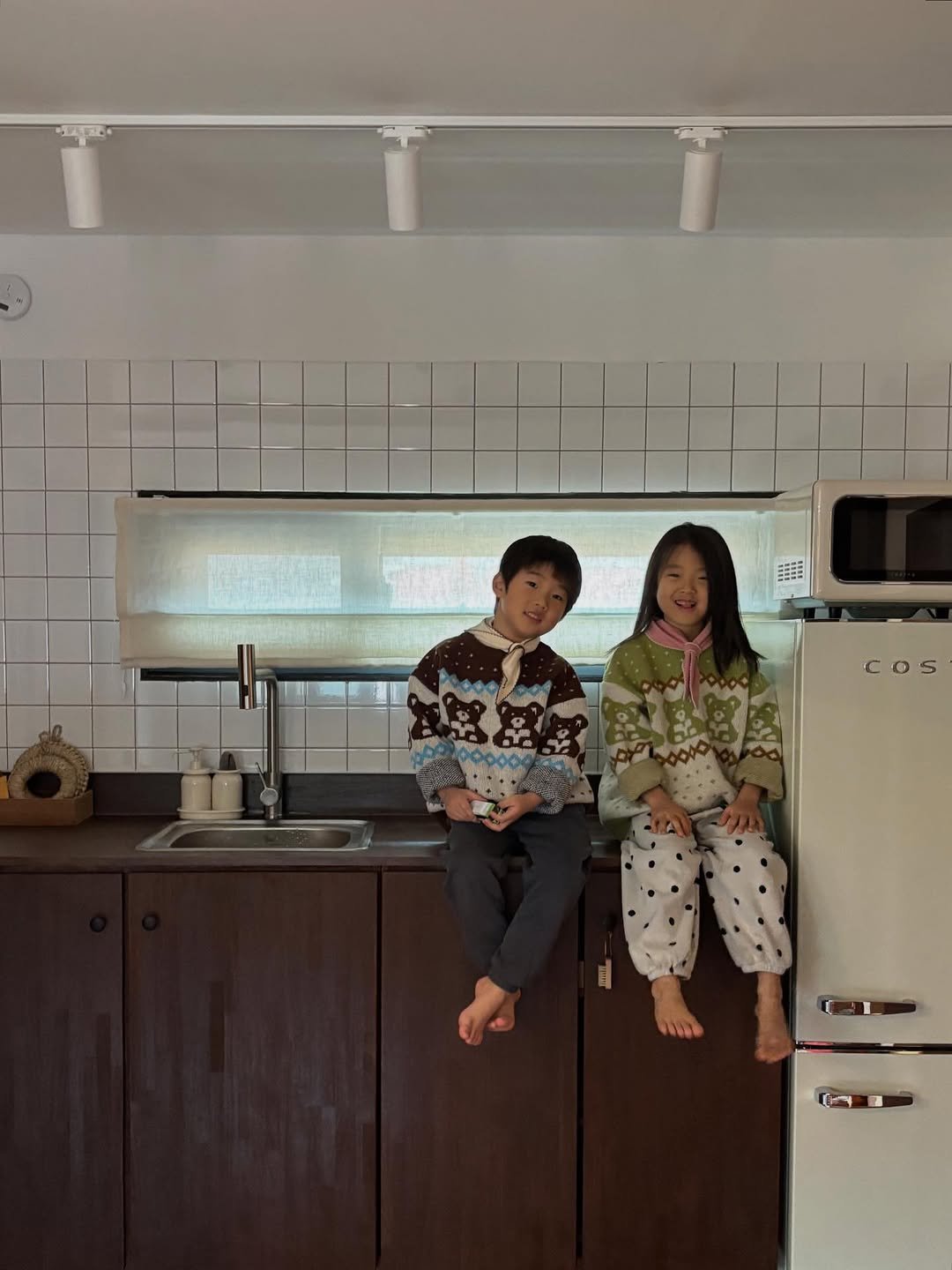 Photo shared by 라여사와 띠띠네 on January 24, 2026 tagging @or.9ok. May be an image of refrigerator, kitchen and text.