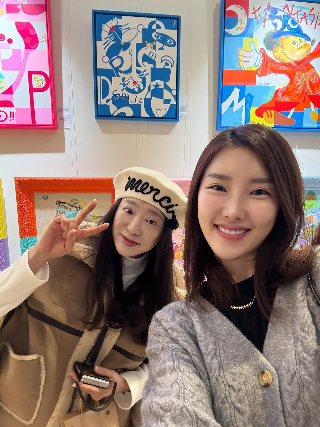 Photo shared by 라여사와 띠띠네 on December 26, 2025 tagging @artist_baewoomi. May be pop art of ‎one or more people, duffle coat, parka, cornflower and ‎text that says '‎למגֹ !! ¡Le 團團 দর merc‎'‎‎.