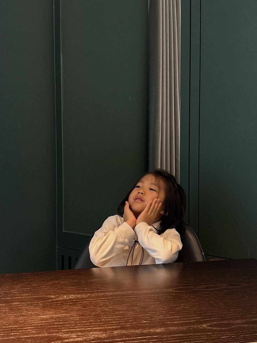 Photo by 라여사와 띠띠네 on February 03, 2026. May be an image of child and text.