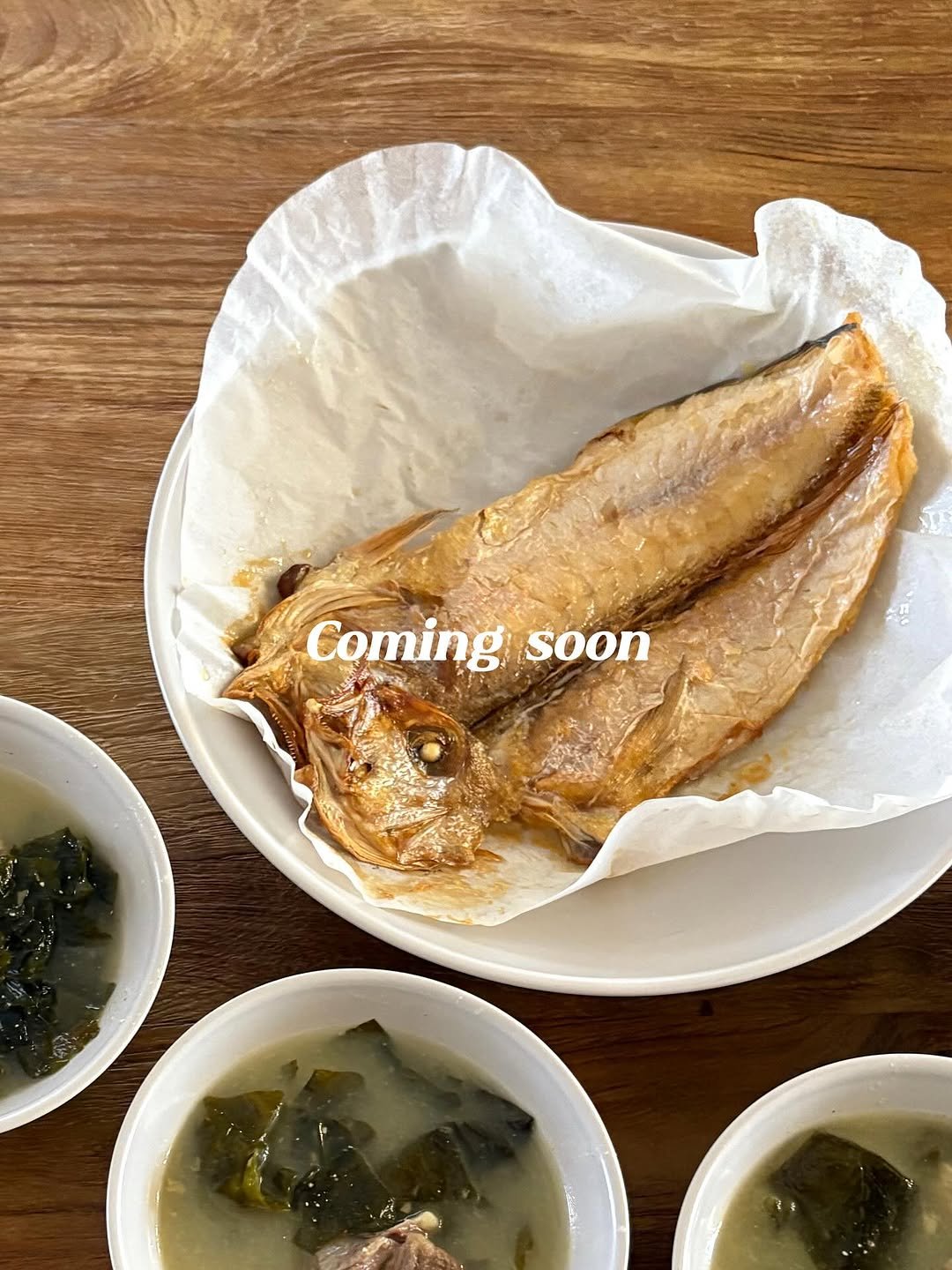 Photo by 라여사와 띠띠네 on September 23, 2025. May be an image of anchovies, seaweed, sardine and text.