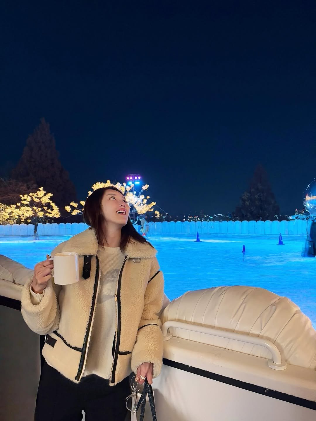 Photo by 라여사와 띠띠네 on December 18, 2025. May be an image of duffle coat, parka, night and text.