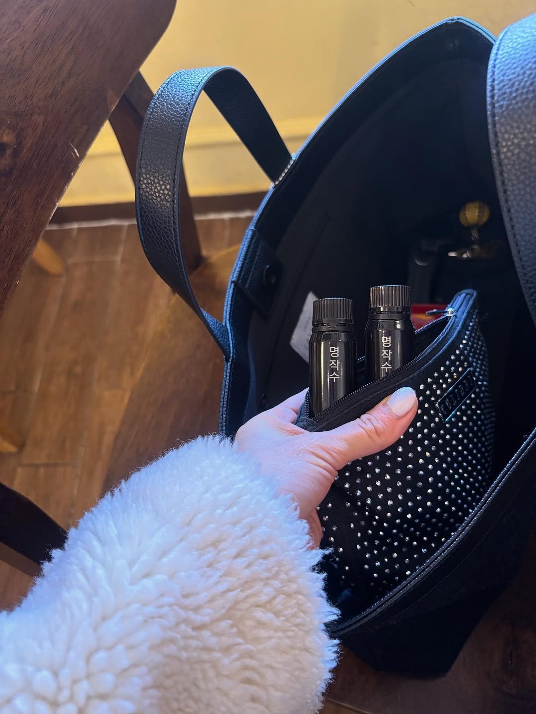 Photo shared by 라여사와 띠띠네 on January 22, 2026 tagging @vitalbeautie_official. May be an image of one or more people, makeup, lighter, tool bag, purse, pouch, pen, perfume, flashlight and text.
