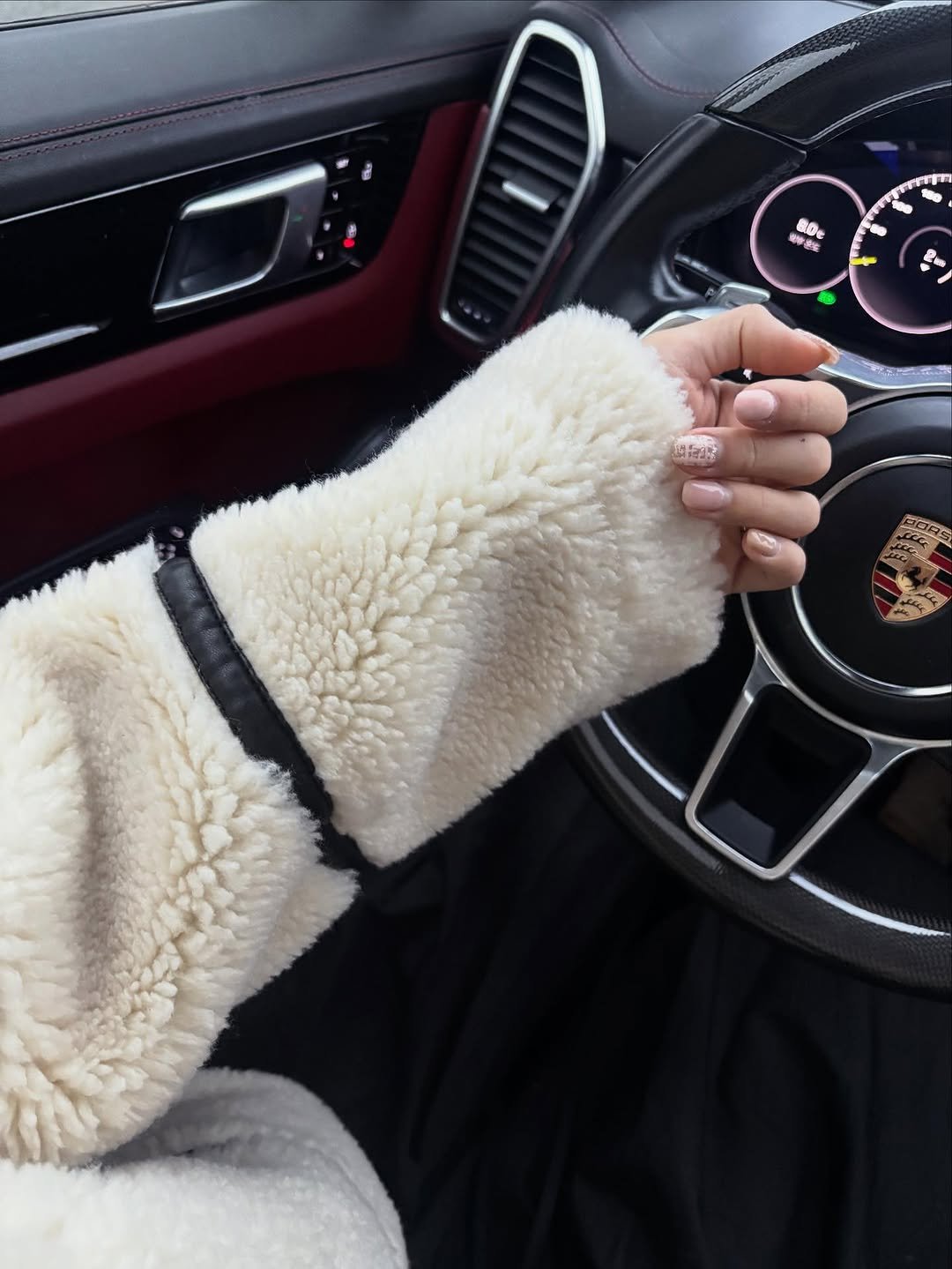 Photo by 라여사와 띠띠네 on December 18, 2025. May be an image of one or more people, fingernails, sable coat and text.