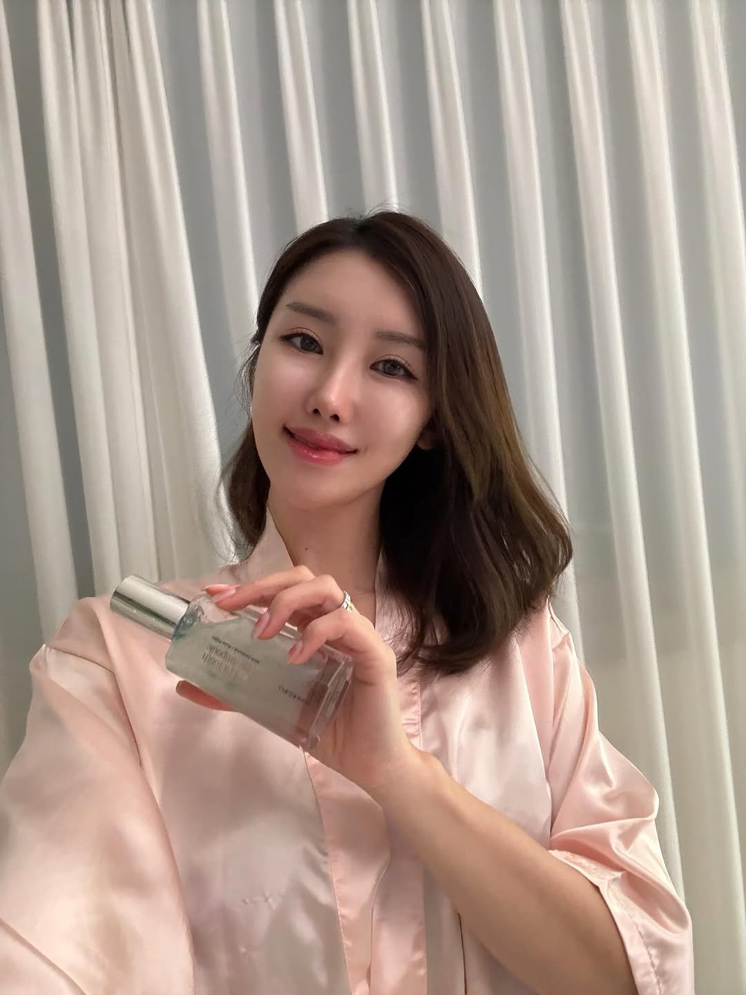Photo shared by 라여사와 띠띠네 on February 15, 2026 tagging @evercell.official. May be an image of hair product, lotion and text.