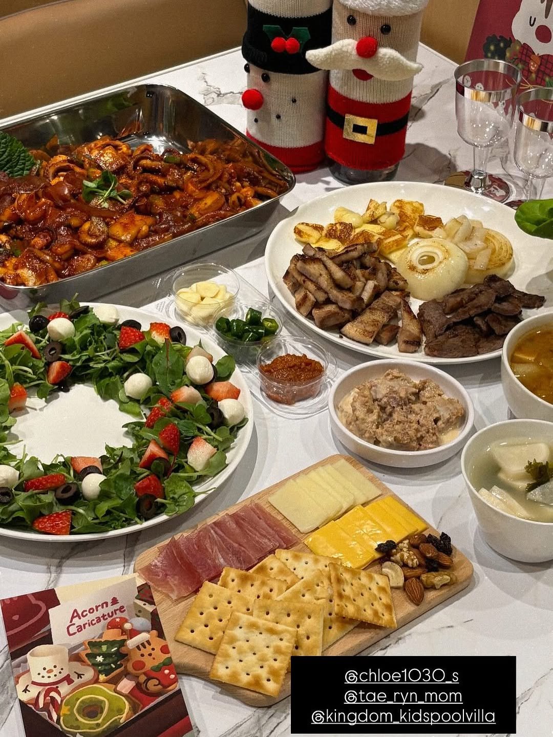 Photo shared by 라여사와 띠띠네 on December 24, 2025 tagging @chloe1030_s, and @tae_ryn_mom. May be an image of platter and text that says 'hcpsing Acorn Caricature Acorn @chloe1030_s Etae @tae_ryn_mom ryn mom @kingdom kidspoolvilla'.