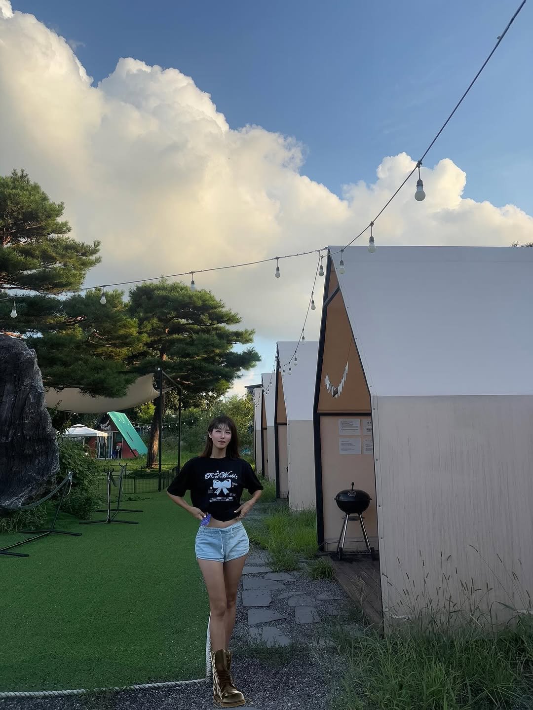 Photo by 라여사와 띠띠네 on August 15, 2025. May be an image of 1 person, miniskirt, shorts, cloud and text.