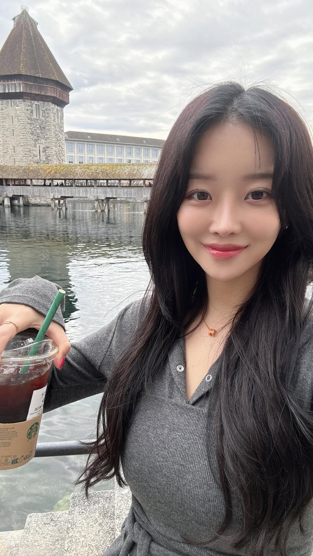 im_jaewon_one 게시물 이미지: 한국인은 아아!
아이스아메리카노 먹기 힘드네😂
날씨는 흐려도 그냥 여유로운게 넘나 행복🇨🇭