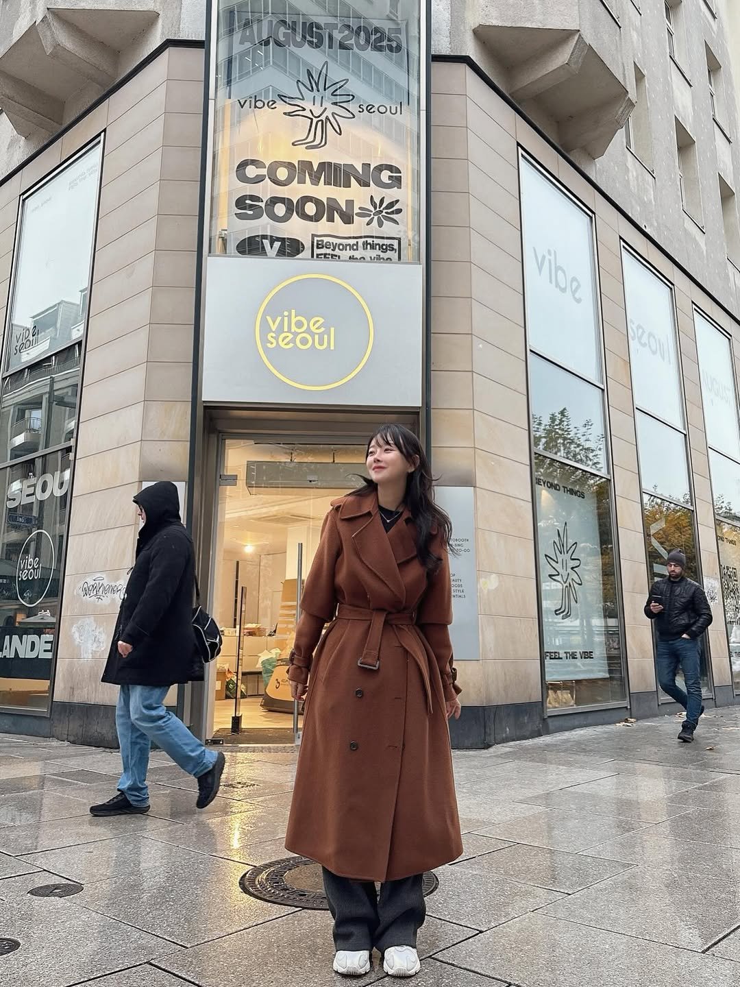 Photo shared by 임재원 on November 27, 2025 tagging @vibe_seoul. May be an image of ‎one or more people, duffle coat, overcoat, sable coat, raincoat, parka, cornflower, street and ‎text that says '‎ALGUST2025 vibe seoul' COMING SOON Beyondhings 55크 هساه Beyand things, vibe, seoul vide 20W ου PIDE reow cPpTR ح ANDE T ጥ።‎'‎‎.