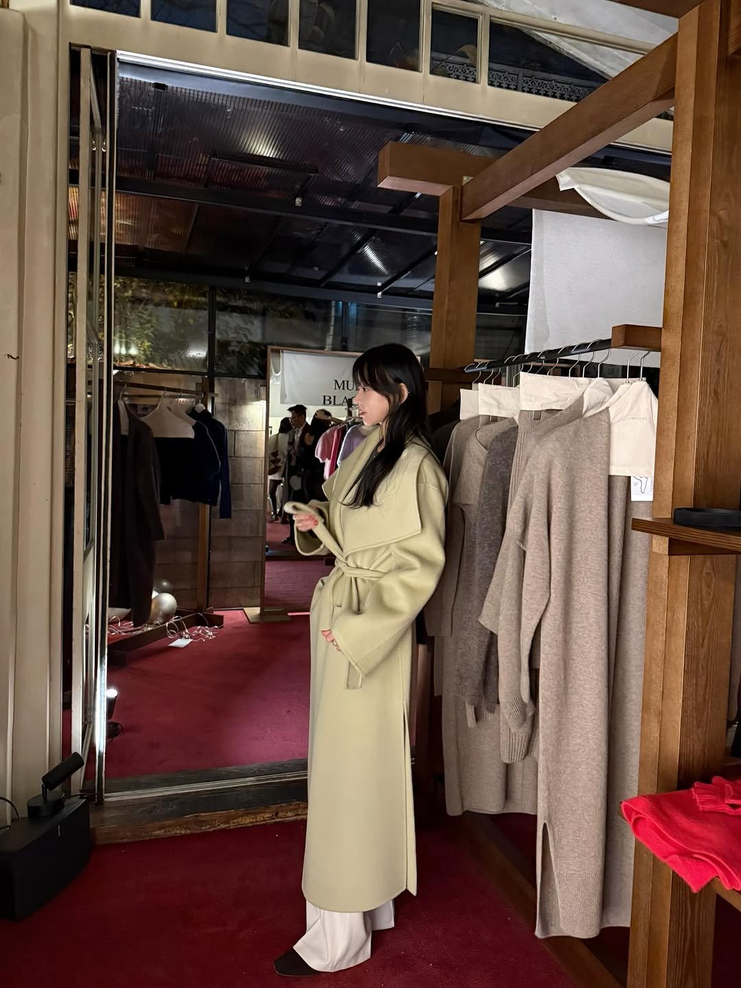 Photo by 임재원 on November 21, 2025. May be an image of duffle coat, sable coat, overcoat, robe, bath robe and text.