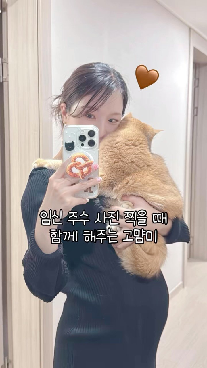 im_keumdong 게시물 이미지: 이유는 모르겠지만 저기 거울 앞에서 사진만 찍을라치면
어슬렁어슬렁 등장해서 다리...