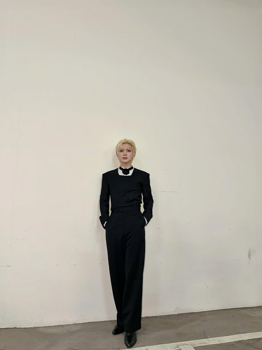 Photo by 여상 (YEOSANG) on January 10, 2026. May be an image of wingtip shoes, bolo tie, suit and dinner jacket.