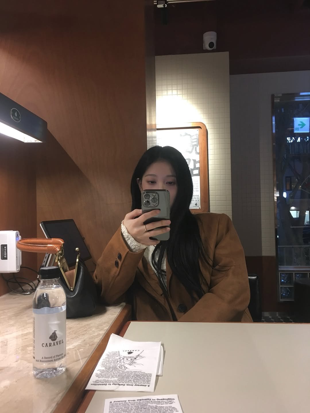 Photo by 이서연 on March 05, 2026. May be an image of duffle coat, overcoat, parka, mirror, turtleneck, cornflower and text.