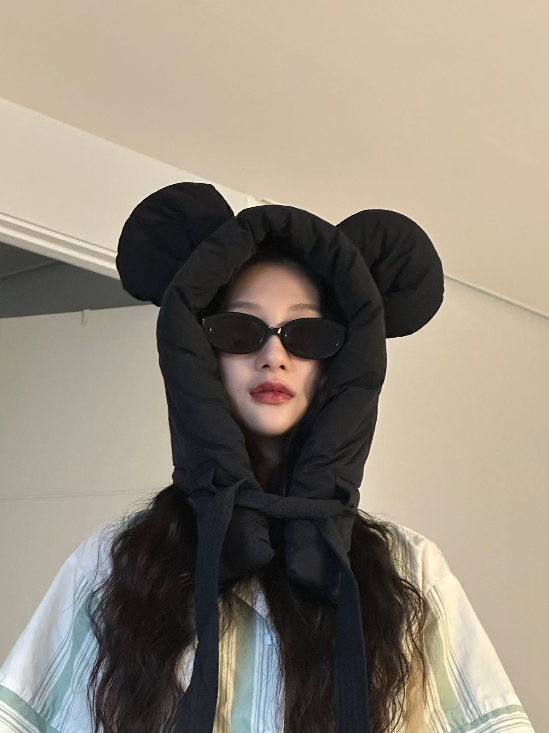 Photo by 이서연 on February 17, 2026. May be an image of duffle coat, hat, cloak, beret, parka and text.