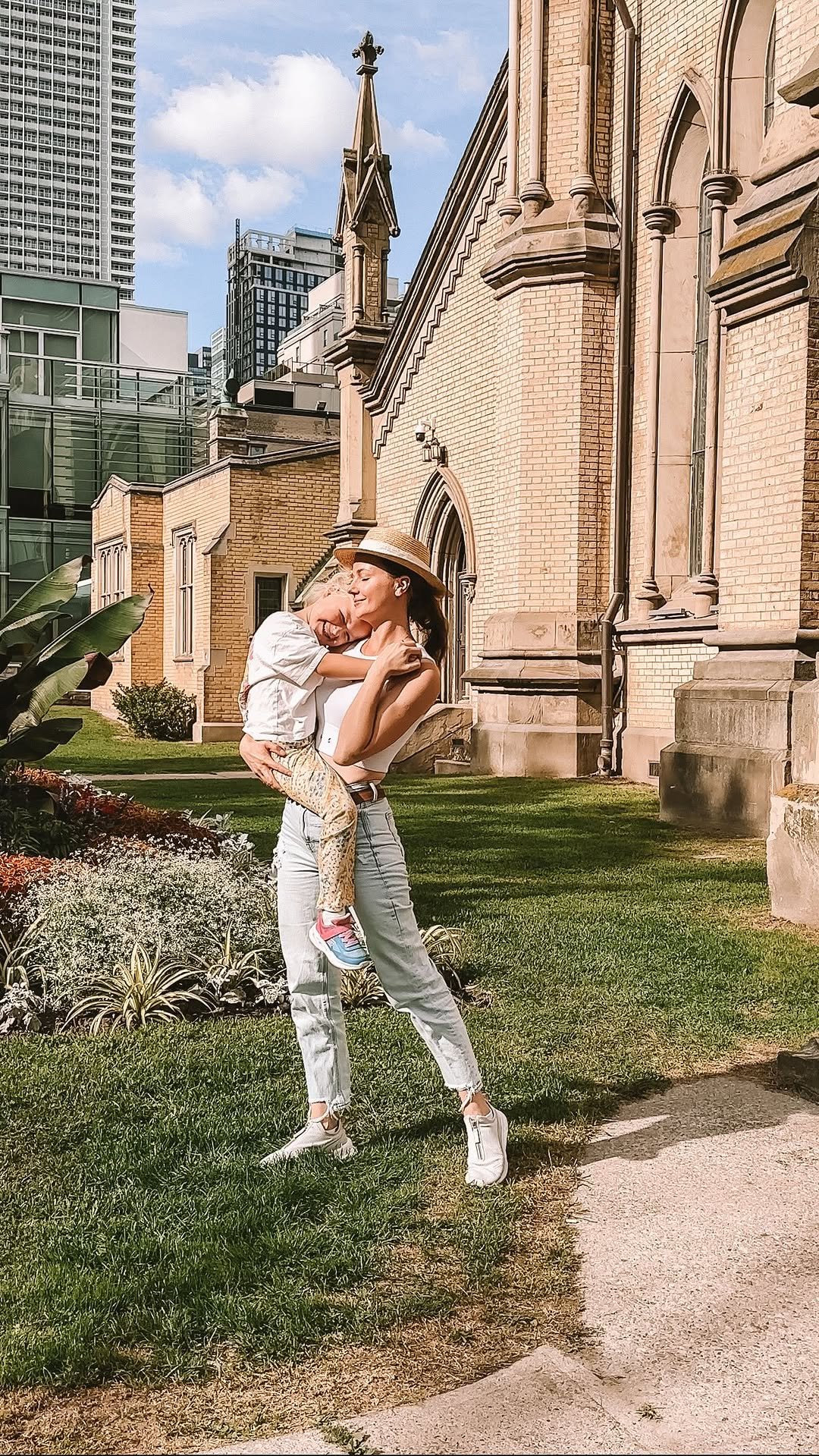 image.inspirer 게시물 이미지: Pose ideas for mommy and daughter #poseideas...